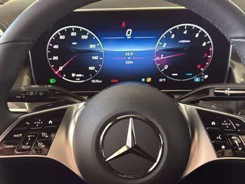Used 2025 Mercedes-Benz GLC 300 4MATIC image 15