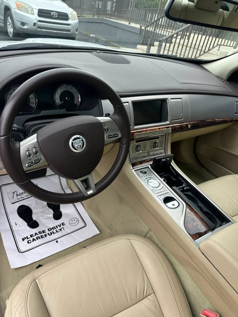 Used 2011 Jaguar XF RWD image 9