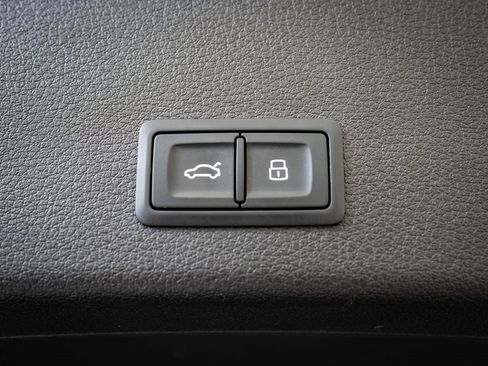 Used 2022 Audi e-tron Premium w/ Convenience Plus Package image 19