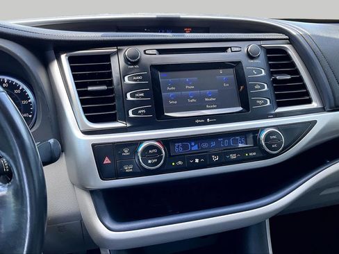 Used 2015 Toyota Highlander Plus FWD image 6