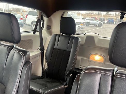 Used 2019 Dodge Grand Caravan SXT image 15