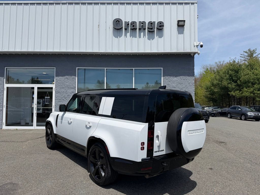 Used 2025 Land Rover Defender 130 X-Dynamic SE AWD/4WD image 4
