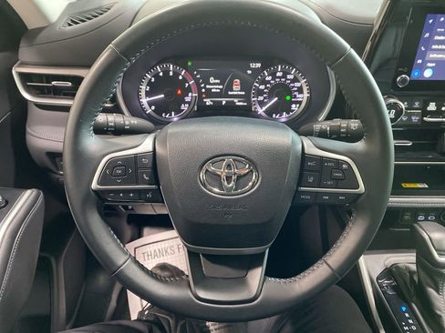 Used 2023 Toyota Highlander XLE AWD/4WD image 27