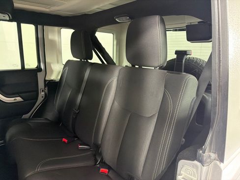 Used 2018 Jeep Wrangler Unlimited Sahara w/ Connectivity Group AWD/4WD image 18