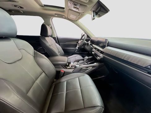 Certified 2025 Kia Telluride EX w/ EX Captain's Chair Package FWD image 31