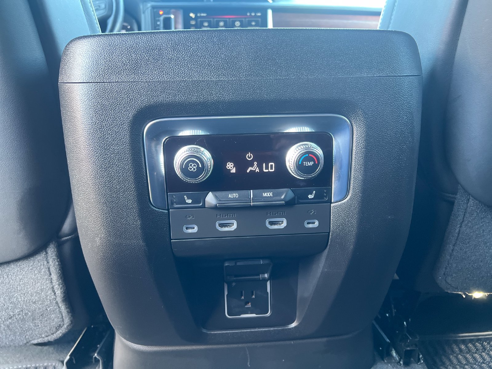 Used 2023 GMC Yukon Denali Ultimate AWD/4WD image 39