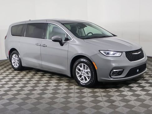 Used 2023 Chrysler Pacifica Touring-L FWD image 2