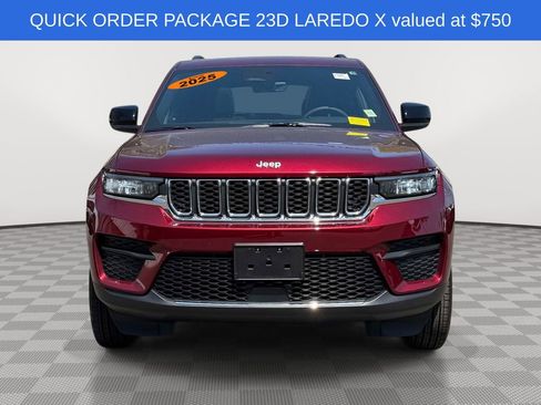 Used 2025 Jeep Grand Cherokee Laredo X w/ Luxury Tech Group I AWD/4WD image 2