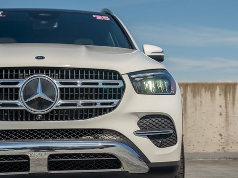 Certified 2025 Mercedes-Benz GLE 450e 4MATIC w/ Winter Package image 8