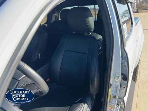 Used 2018 Toyota Tacoma TRD Sport w/ Technology Package image 12