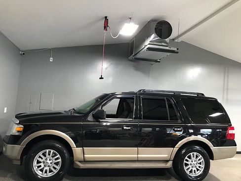 Used 2013 Ford Expedition XLT RWD image 6