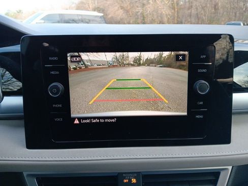 Used 2025 Volkswagen Taos SE image 18