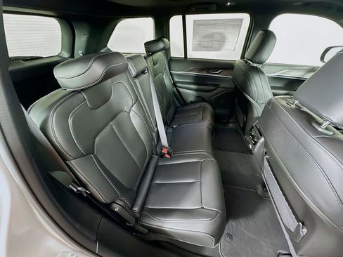 New 2025 Jeep Grand Cherokee Limited image 36