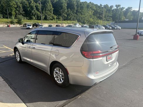 Used 2023 Chrysler Pacifica Touring-L FWD image 6