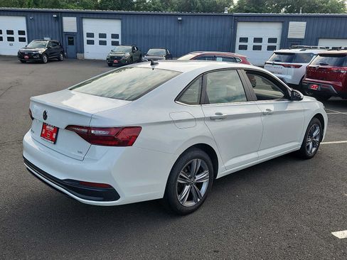 Used 2024 Volkswagen Jetta SE FWD image 4