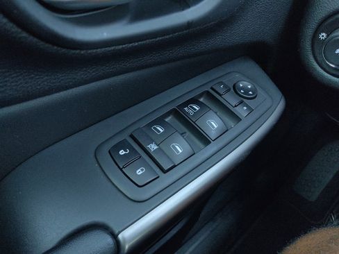Used 2019 Jeep Cherokee Latitude w/ Popular Appearance Group AWD/4WD image 27
