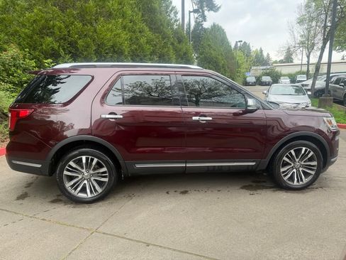 Used 2018 Ford Explorer Platinum image 2