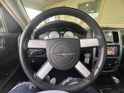 Used 2009 Chrysler 300 Touring image 22