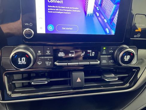 Used 2025 Toyota Highlander LE AWD/4WD image 17