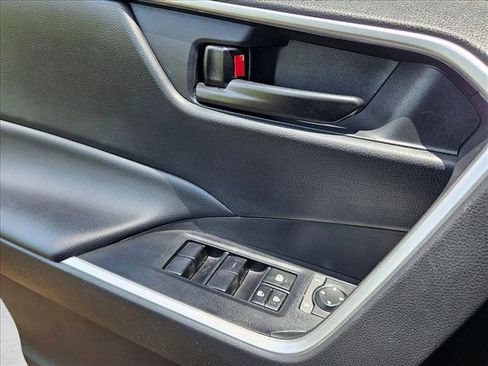 Used 2022 Toyota RAV4 LE FWD image 5