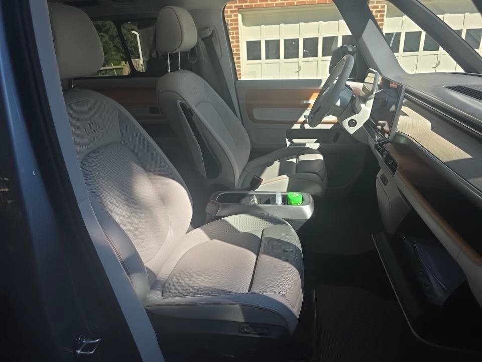 Used 2025 Volkswagen ID. Buzz 1st Edition RWD image 9
