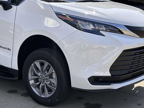Used 2026 Toyota Sienna LE FWD image 13