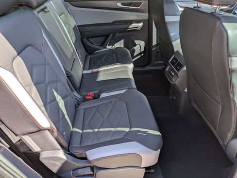 Used 2025 Volkswagen Atlas Peak Edition SE AWD/4WD image 32