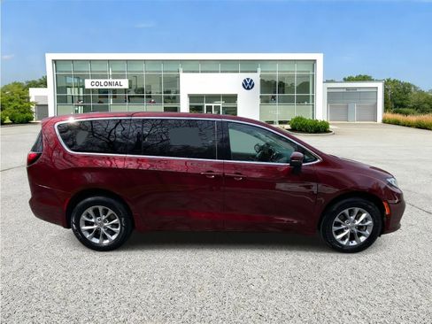 Used 2023 Chrysler Pacifica Touring-L AWD/4WD image 6
