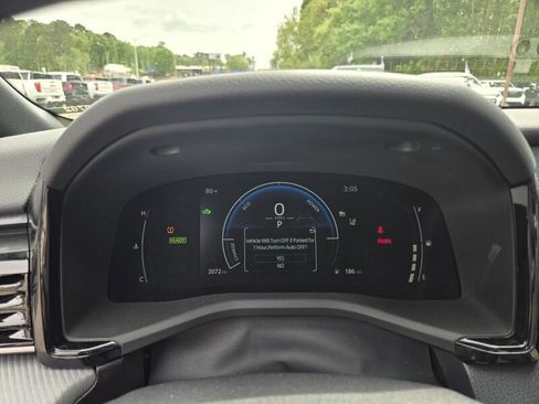 Used 2025 Toyota Camry SE image 13