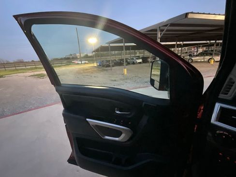 Used 2018 Nissan Titan SL w/ Chrome Package image 28