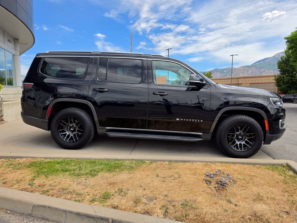 Used 2022 Jeep Wagoneer Series I AWD/4WD image 4