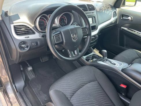 Used 2019 Dodge Journey SE FWD image 5