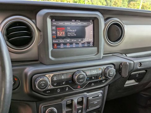 Used 2022 Jeep Wrangler Sport AWD/4WD image 17
