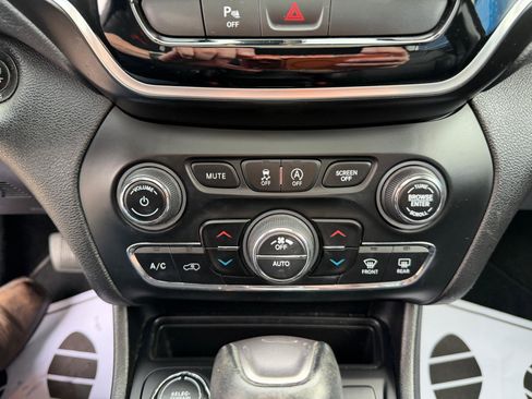 Used 2020 Jeep Cherokee Limited image 25