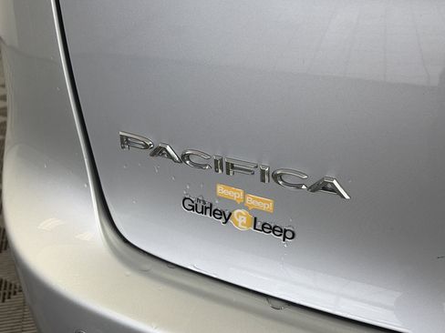 Used 2024 Chrysler Pacifica Touring-L image 17