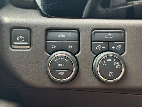 Certified 2022 Chevrolet Silverado 1500 LT w/ Leather Package AWD/4WD image 31