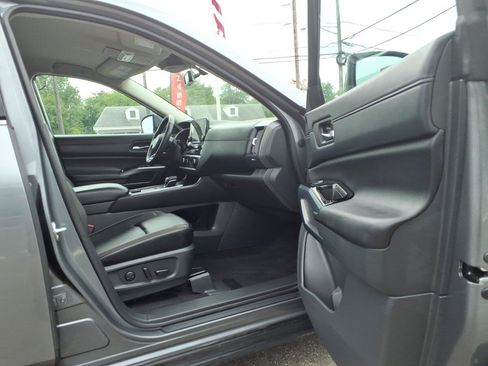 Used 2024 Nissan Pathfinder SL AWD/4WD image 11