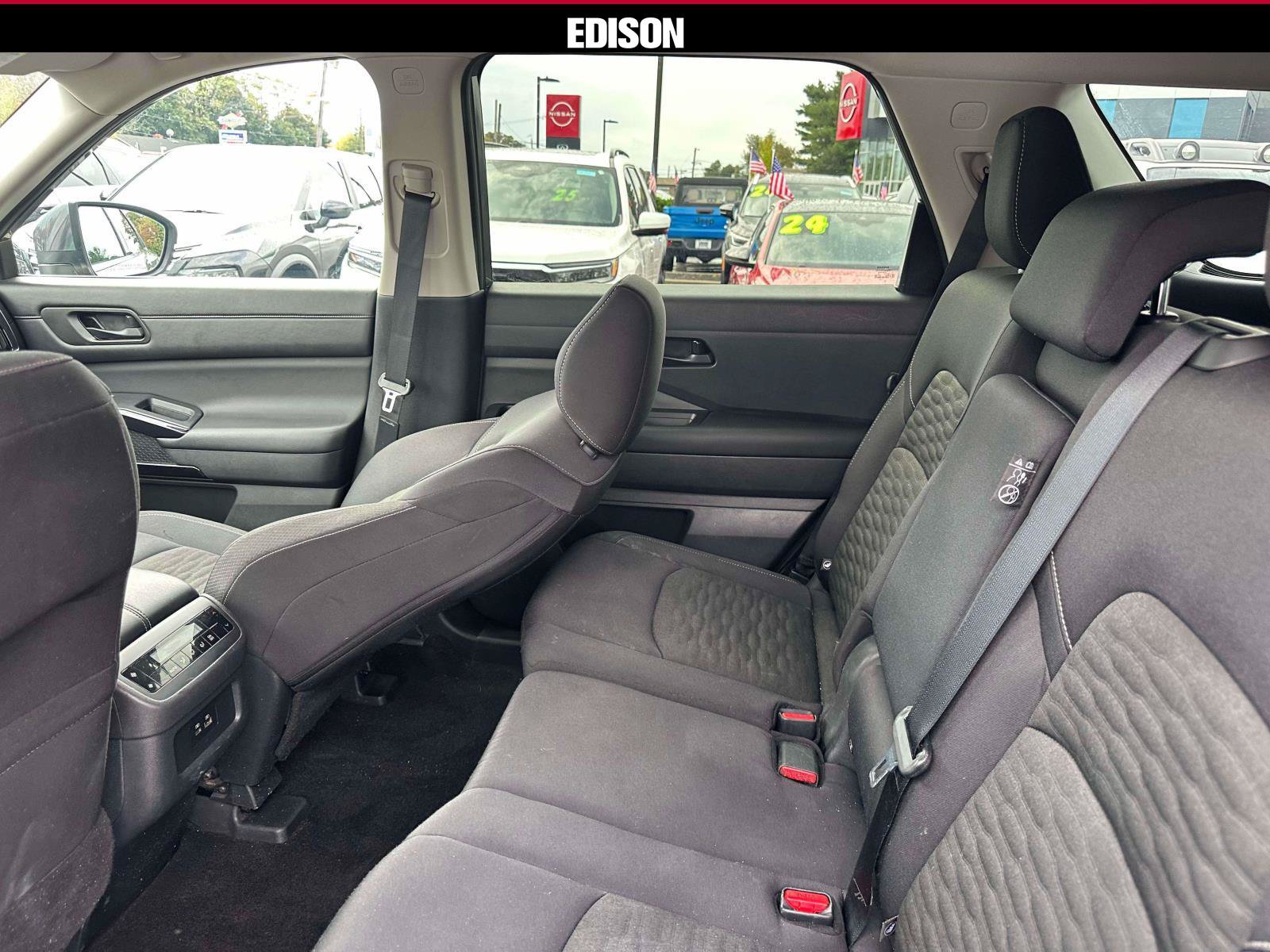 Used 2025 Nissan Pathfinder SV AWD/4WD image 9