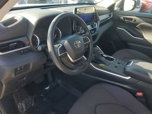 Used 2023 Toyota Highlander LE image 17