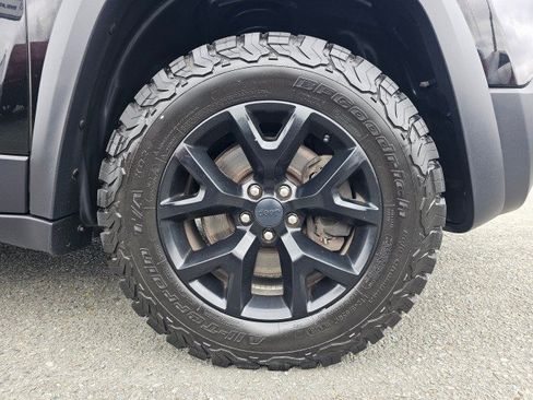 Used 2017 Jeep Cherokee Trailhawk w/ Trailer Tow Group AWD/4WD image 9