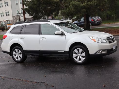 Used 2011 Subaru Outback 2.5i Premium w/ All-Weather Pkg AWD/4WD image 2