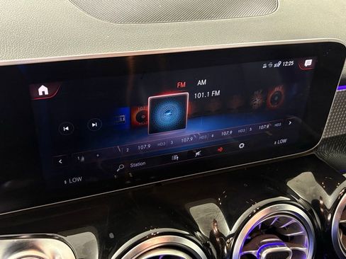 Used 2021 Mercedes-Benz GLB 250 w/ Premium Package image 28