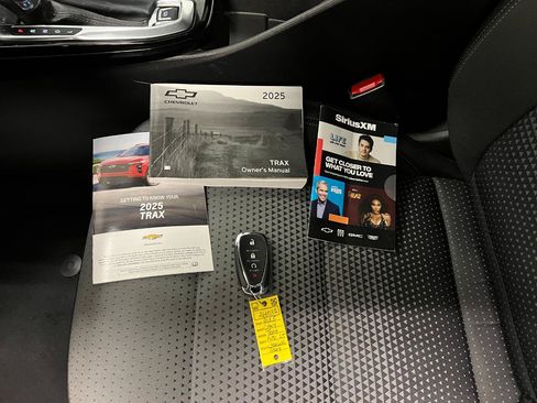 Used 2025 Chevrolet Trax LT FWD image 44