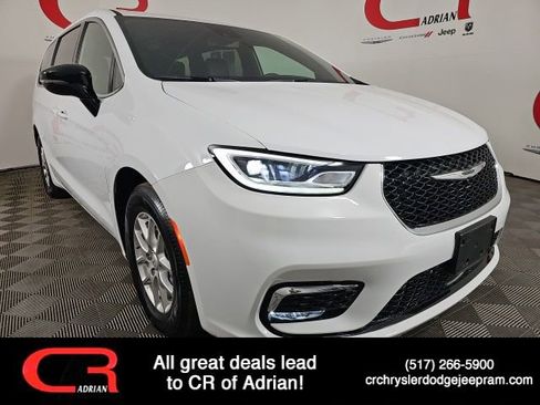 Certified 2025 Chrysler Pacifica Select FWD image 1