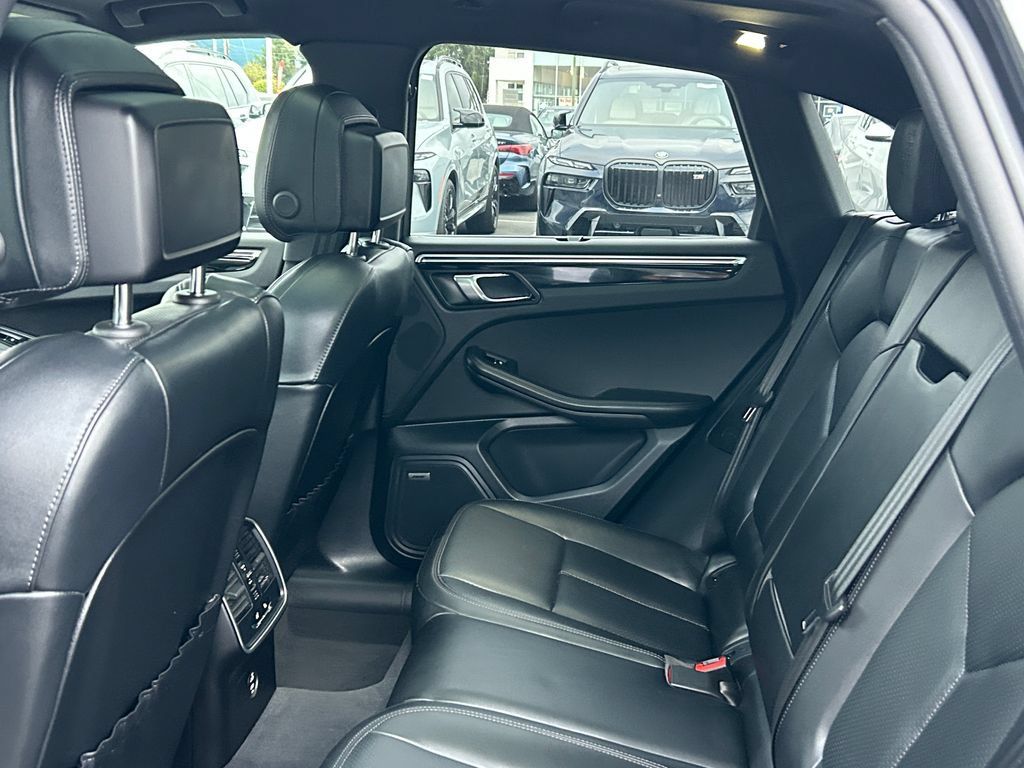 Used 2025 Porsche Macan AWD/4WD image 29