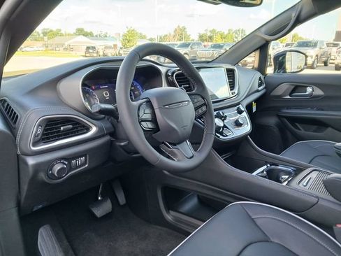 New 2027 Chrysler Pacifica Limited AWD/4WD image 9