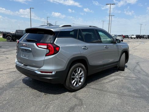Used 2024 GMC Terrain SLT w/ Infotainment Package II image 2