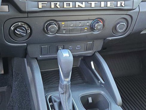 Used 2025 Nissan Frontier SV image 27