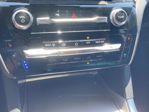 Used 2023 Ford Explorer Limited w/ Limited Technology Package RWD image 33