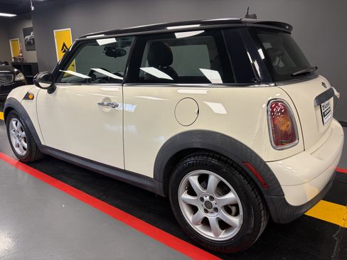 Used 2010 MINI Cooper Hardtop FWD image 3